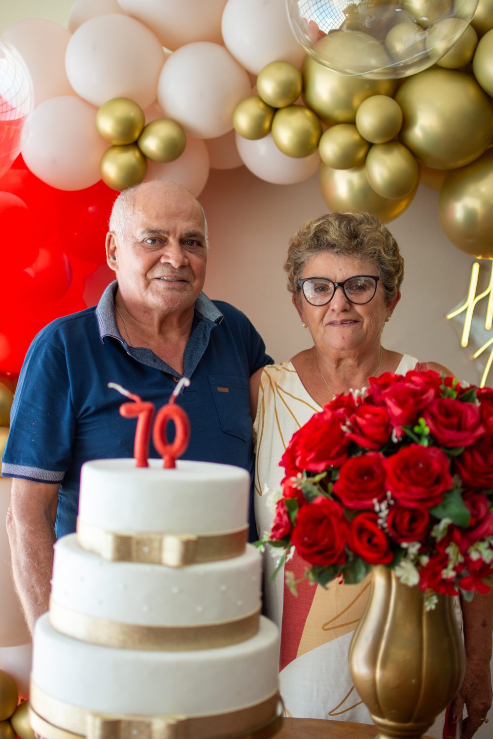 Decoração de aniversário com arco de balões e bolo