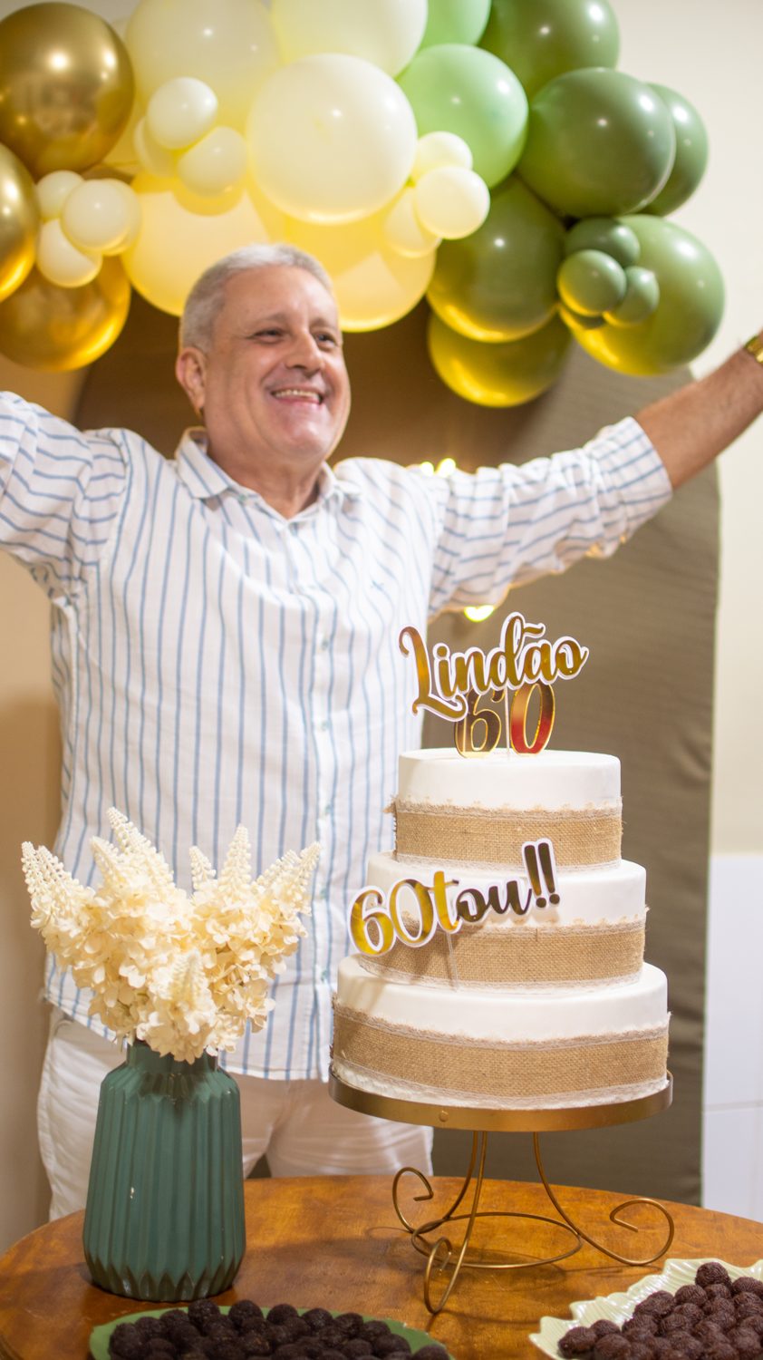 Bolo de aniversário com painel de neon e pampas